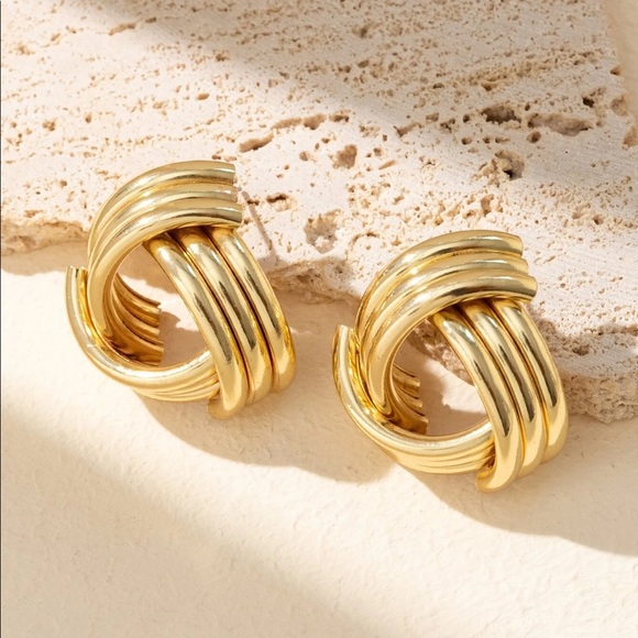 Jewelry - 🆕 Structured Stud Earrings